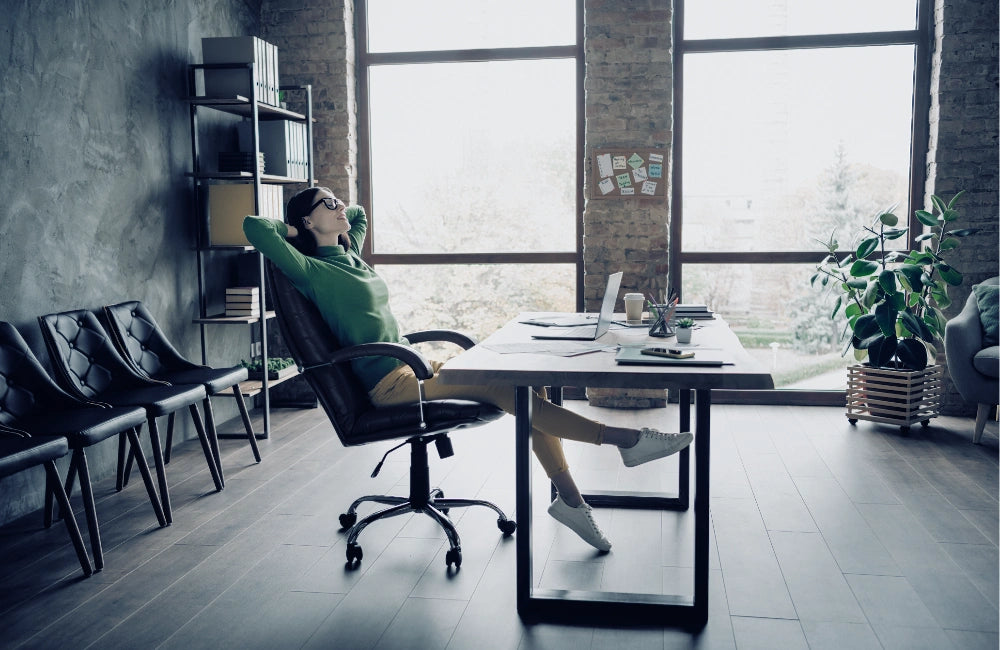 Fraus lehnt sich entspannt zurück in ihrem Home Office
