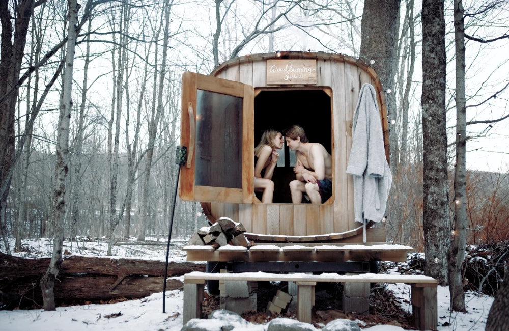 Paar im Saunafass im Winter