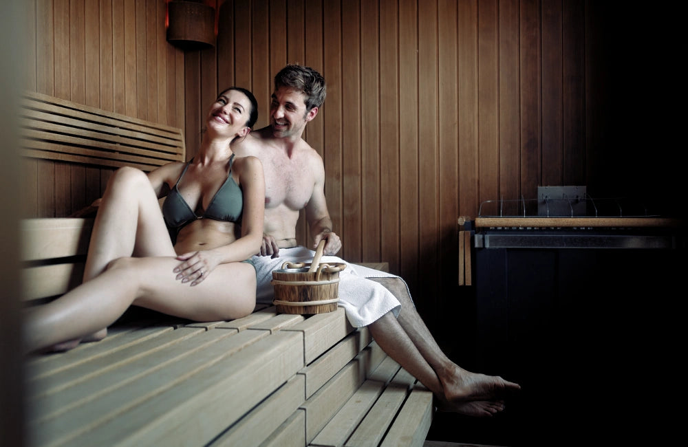 Oskari Saunaaufguss Set Edition 3 Fresh mit jungem Paar in der Sauna