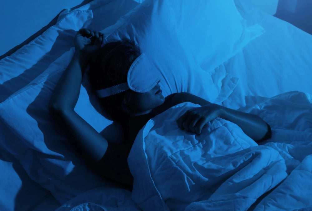 Frau schläft tief und fest mit Schlafmaske