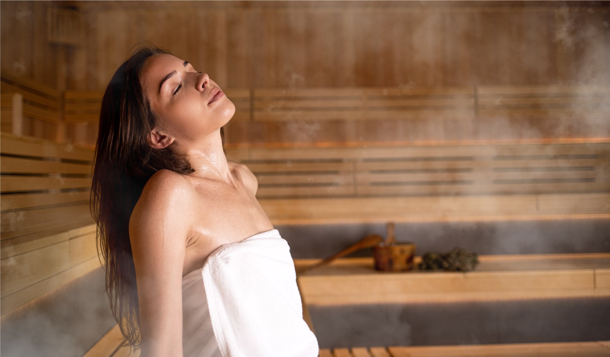 Frau entspannt und atmet befreit in der Sauna
